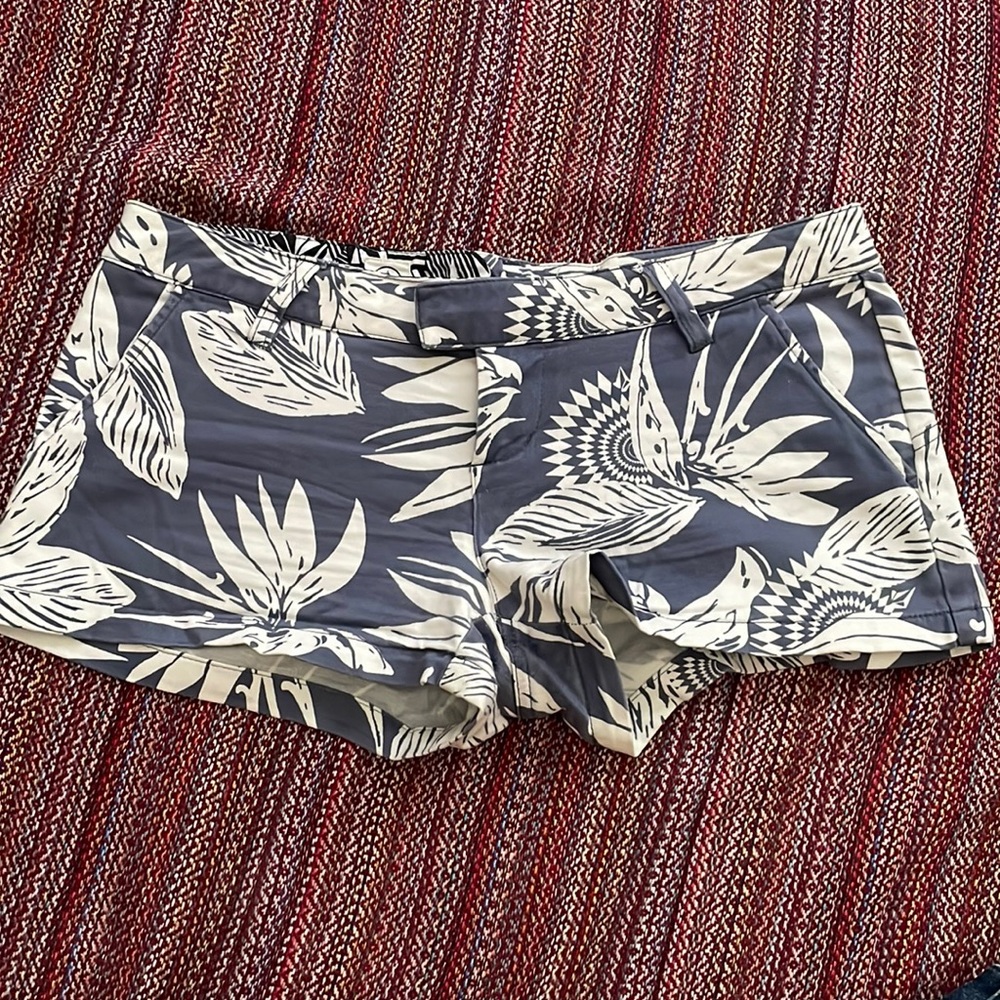 Volcom shorty shorts size 3 grey floral print 🦈🤍
